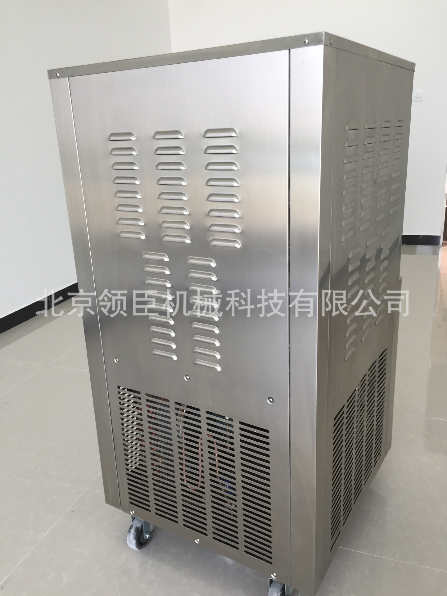直銷(xiāo)三色三口味軟臺(tái)式甜筒冰淇淋機(jī)商用優(yōu)質(zhì)立式冰激凌雪糕機(jī)
